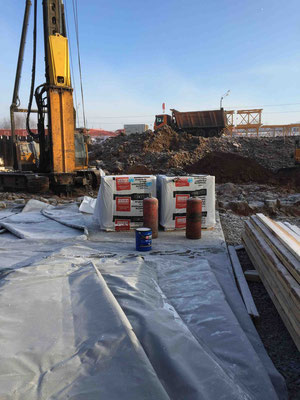 Битумная гидроизоляция и пропановые баллоны для проведения работ по гидроизоляции бетонной фундаментальной плиты.